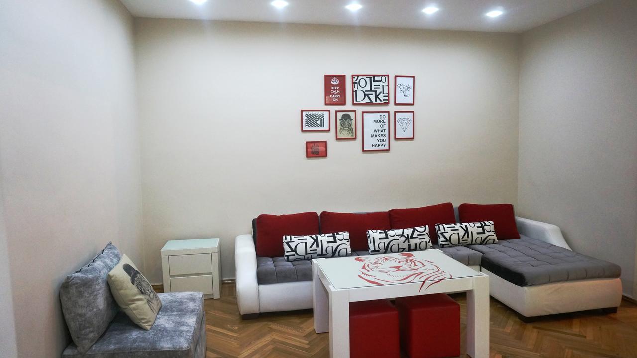 White Tiger In Center Of Tbilisi Apartment Luaran gambar