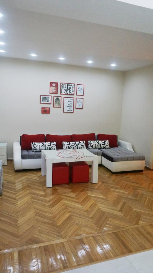 White Tiger In Center Of Tbilisi Apartment Luaran gambar